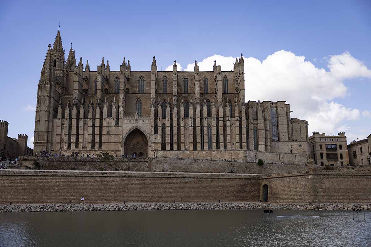 How to use Buses in Majorca - Palma Cathedral - Well served by buses in Majorca