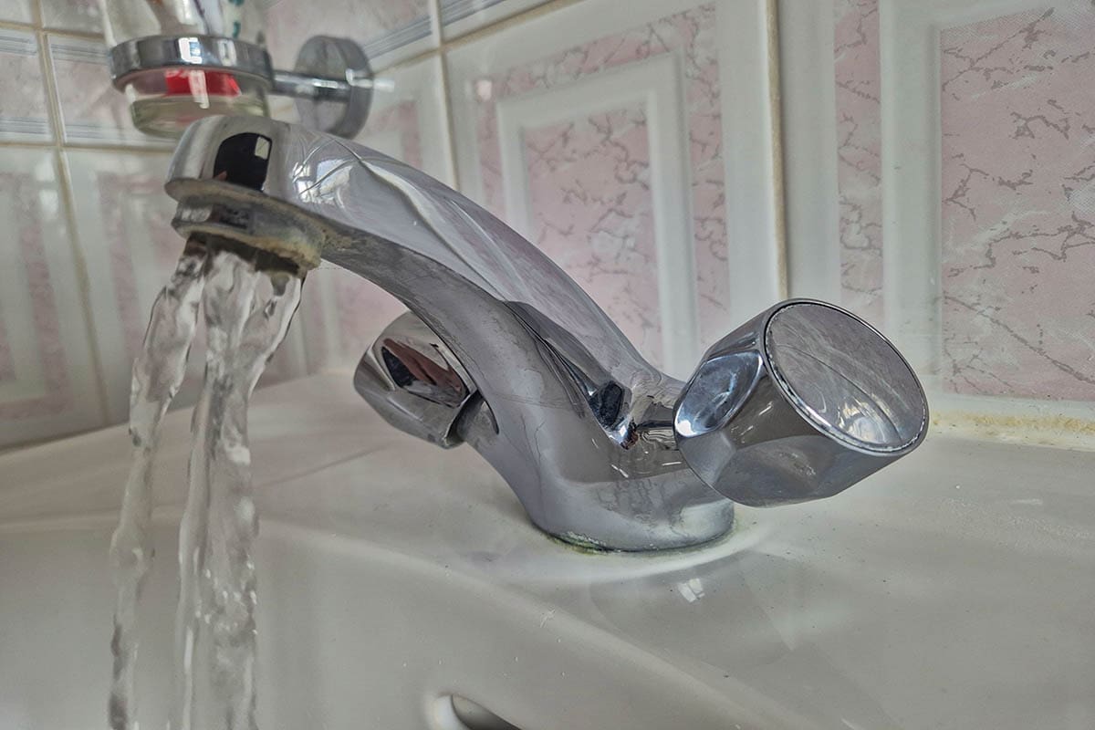 Water flowing from a bathroom tap - Is the water in Belize safe for Travellers